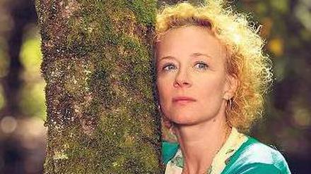 „Tag der Wahrheit“: Schwer bewaffnet verbarrikadiert sich der frühere Mitarbeiter David Kollwein (Florian Lukas) im Akw und droht mit einer Kernschmelze. „Das gespaltene Dorf“: Anna (Katja Riemann) kämpft als Bürgermeisterin gegen ein geplantes Atommülllager in Saint-Lassou. Fotos: Arte