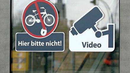 Ein Auge mehr. Ab Januar wird eine vierte Videokamera den unmittelbaren Außenbereich des Bahnhofs überwachen – am Eingang Babelsberger Straße. Die Kameras am Parkplatz indes wurden für den ILB-Neubau abgebaut.