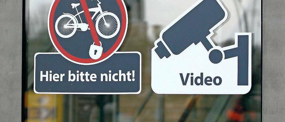 Ein Auge mehr. Ab Januar wird eine vierte Videokamera den unmittelbaren Außenbereich des Bahnhofs überwachen – am Eingang Babelsberger Straße. Die Kameras am Parkplatz indes wurden für den ILB-Neubau abgebaut.