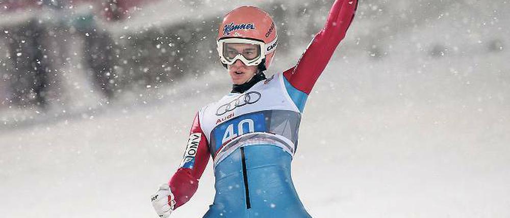 Er jubelt als Erster. Der Österreicher Stefan Kraft gewann das Auftaktspringen der Vierschanzentournee in Obserstdorf. Der 21 Jahre alte Shootingstar feierte seinen ersten Weltcup-Sieg.