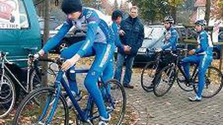 Vorbereitung auf der Rolle. Matthias vor einem Straßenrennen in Lohne.