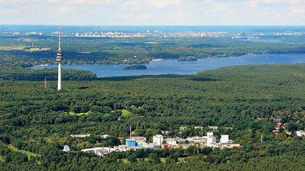 Forschung im Wald. Das Areal des Helmholtz-Zentrums aus der Luft gesehen. Es liegt im Düppeler Forst zwischen Havel (hinten) und Griebnitzsee.