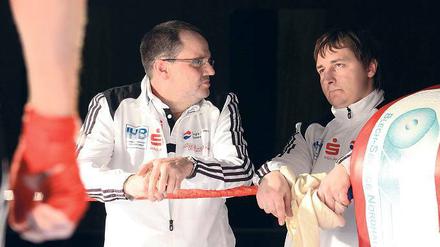 Getroffen oder nicht getroffen? Der Babelsberger Motor-Boxtrainer Ralph Mantau blickt fragend zu einem Trainerkollegen. Vor allem bei Auswärtskämpfen finder er nicht alle Kampfrichterentscheidungen nachvollziehbar.