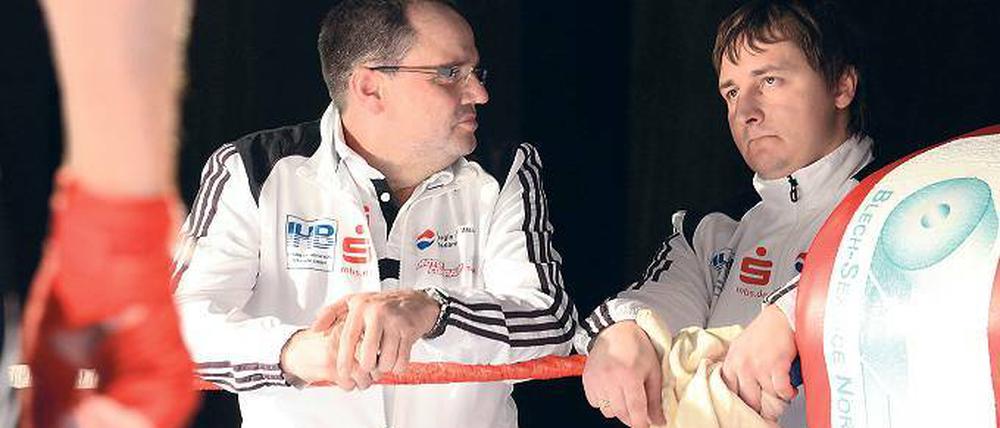 Getroffen oder nicht getroffen? Der Babelsberger Motor-Boxtrainer Ralph Mantau blickt fragend zu einem Trainerkollegen. Vor allem bei Auswärtskämpfen finder er nicht alle Kampfrichterentscheidungen nachvollziehbar.