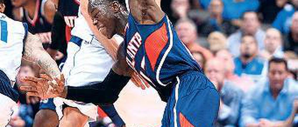 Duell unter Deutschen. Dennis Schröder läuft in Dirk Nowitzki hinein.