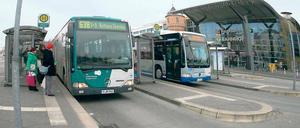 Bunte Vielfalt. In Potsdam sind die grünen Busse des ViP und die grauen Havelbusse prägend. Beide Unternehmen haben ihren Sitz mit Werkstatt und Verwaltung in der Landeshauptstadt und fahren teilweise auf gleichen Strecken durch die Stadt. Eine Vereinigung könnte Geld sparen und den Nahverkehr zwischen Potsdam und dem Umland attraktiver machen.