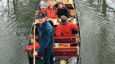 Auch ohne Blätter schön. Dick eingepackt in Winterjacken genießen Touristen im Spreewald eine Kahnfahrt auf der Hauptspree.