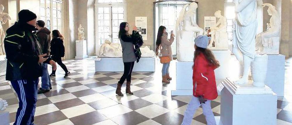 Zu Gast bei Königs. Am Freitag war der Neue Flügel des Schlosses Charlottenburg erstmals wieder offen.