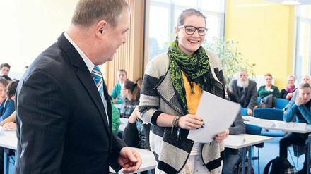 Politisch interessiert. Schülerin Selma Fichtner mit Werner Große.