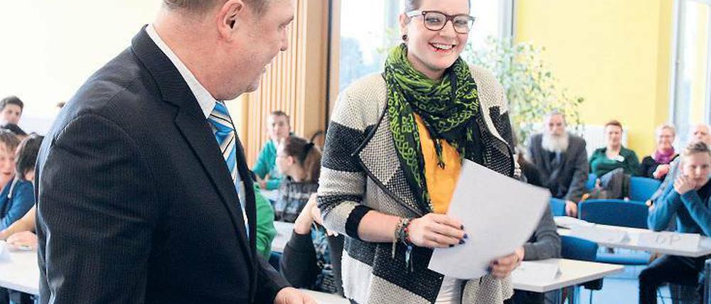 Politisch interessiert. Schülerin Selma Fichtner mit Werner Große.