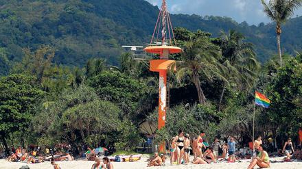 Unter Aufsicht. Ein Turm des Warnsystems am Patong Beach auf Phuket.