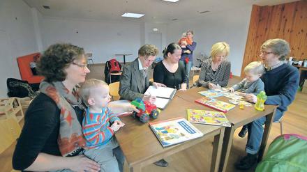 Das ganz normale Chaos mit Kindern. Grit Hübener (stehend) gründete die Initiative Rockzipfel Potsdam. Die Gleichstellungsbeauftragte Martina Trauth-Koschnick (links) war dabei, als das Eltern-Kind-Büro seine Räume bezog.
