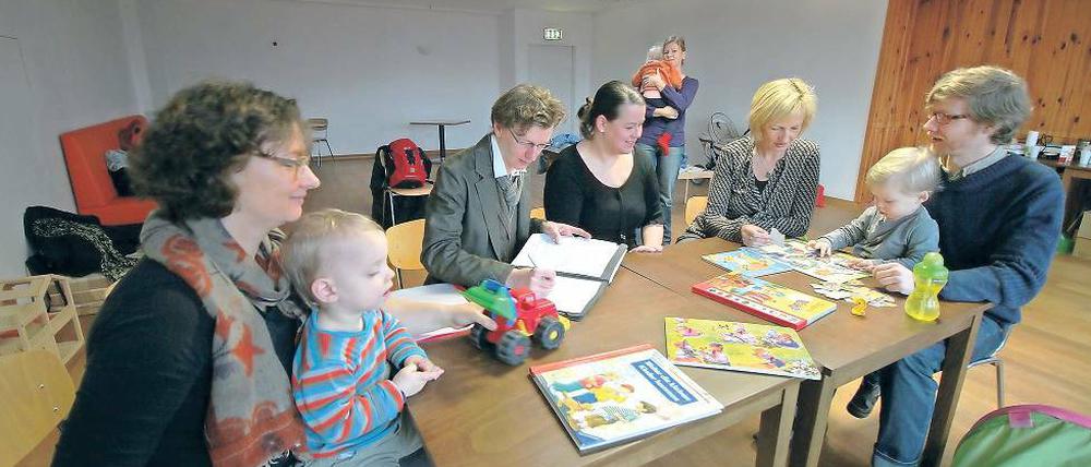 Das ganz normale Chaos mit Kindern. Grit Hübener (stehend) gründete die Initiative Rockzipfel Potsdam. Die Gleichstellungsbeauftragte Martina Trauth-Koschnick (links) war dabei, als das Eltern-Kind-Büro seine Räume bezog.