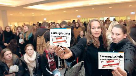 Flashmob im Landtag. Rund 200 Voltaire-Schüler zogen Mittwochmittag zum Landtagsschloss. Mit der Aktion wollten sie auf ihre marode Mensa aufmerksam machen. Schule und Eltern kämpfen seit Jahren für eine Sanierung und Erweiterung.