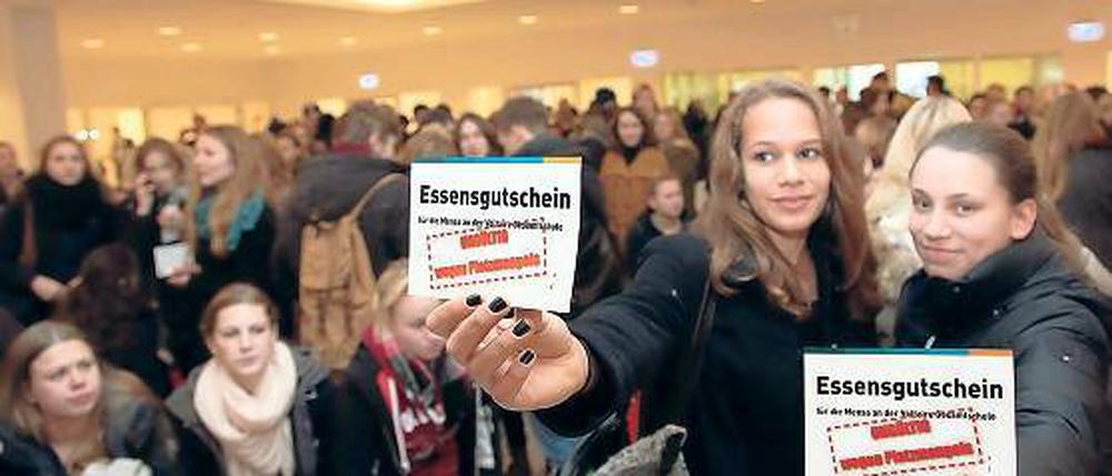 Flashmob im Landtag. Rund 200 Voltaire-Schüler zogen Mittwochmittag zum Landtagsschloss. Mit der Aktion wollten sie auf ihre marode Mensa aufmerksam machen. Schule und Eltern kämpfen seit Jahren für eine Sanierung und Erweiterung.