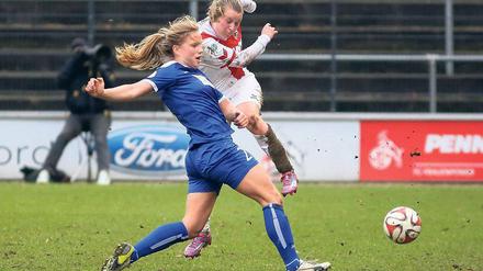 Das war ein hartes Stück Arbeit. Wie Tabea Kemme (l.) im Einzelduell gegen Claudia Karlin musste sich Turbine Potsdam der harten Gegenwehr des 1. FC Köln erwehren.