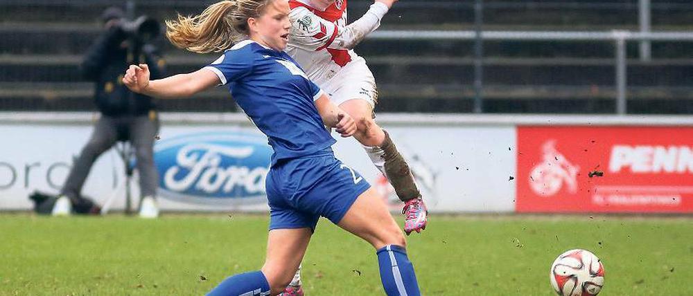 Das war ein hartes Stück Arbeit. Wie Tabea Kemme (l.) im Einzelduell gegen Claudia Karlin musste sich Turbine Potsdam der harten Gegenwehr des 1. FC Köln erwehren.