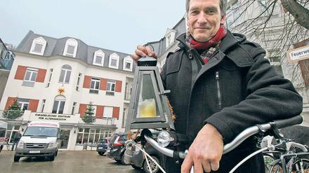 Per Fahrrad. Johannes Albrecht fährt mit seiner Laterne durch die Stadt. 