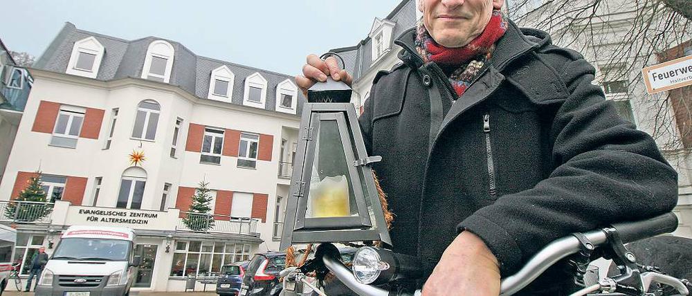 Per Fahrrad. Johannes Albrecht fährt mit seiner Laterne durch die Stadt.