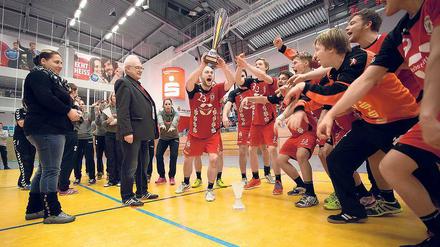 Da ist das Ding. Die Handballe von Grün Weiß Werder bejubeln den Gewinn des Landespokal nach einem packenden Finale gegen den Oberliga-Rivalen MTV Altslandsberg.