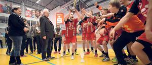 Da ist das Ding. Die Handballe von Grün Weiß Werder bejubeln den Gewinn des Landespokal nach einem packenden Finale gegen den Oberliga-Rivalen MTV Altslandsberg.