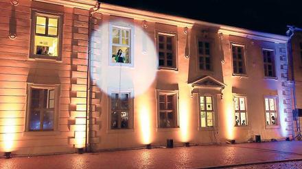 Willkommenskultur: Am Frauenflüchtlingsheim in der Hegelallee 33 fand am Dienstagabend ein besonderes Weihnachtsprogramm mit Musik und kulinarischen Spezialitäten statt.