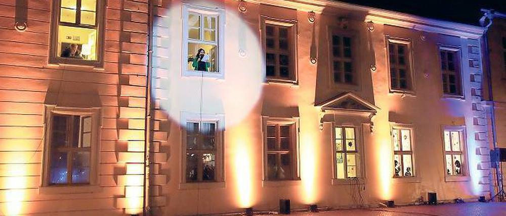 Willkommenskultur: Am Frauenflüchtlingsheim in der Hegelallee 33 fand am Dienstagabend ein besonderes Weihnachtsprogramm mit Musik und kulinarischen Spezialitäten statt.