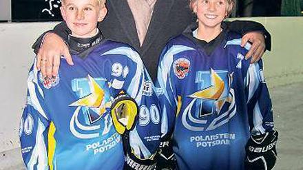 Für den Nachwuchs. Steinmeier mit jungen Polarstern-Sportlern.
