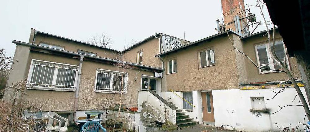 Maroder Charme. Seit rund 15 Jahren wird die ehemalige Limonadenfabrik in der Geschwister-Scholl-Straße 77 von Kreativen der Künstler- und Musikszene genutzt. Der neue Eigentümer des Gebäudes will auf dem Grundstück zwar Wohnungen bauen, die meisten Mieter sollen aber bleiben können.