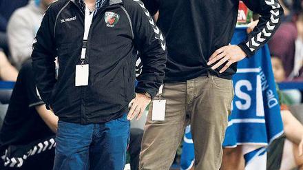 Wie angewurzelt. In der Bundesliga kommen die Füchse mit Manager Hanning (vorne) und Trainer Sigurdsson nicht vom Fleck. Heute empfangen sie Göppingen.