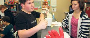 Kostenlos Tee. Der Dienst hinter dem Tresen wird von den Besuchern des Jugendcafés organisiert.