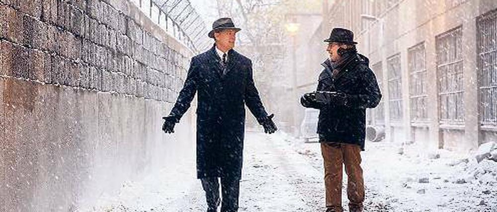 Trotz Hollywood-Stars auf Minuskurs. Die Oscarpreisträger Tom Hanks (l.) und Steven Spielberg (r.) drehten unlängst für einen Agententhriller mit Studio Babelsberg. Das Traditionsunternehmen rechnet für dieses Jahr mit einem Millionenverlust.
