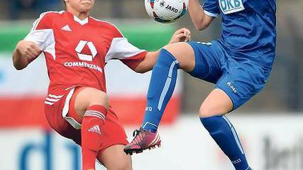 Alles reinschießen, was geht. Das ist auch die Devise für Jennifer Cramer (r.) – hier im Zweikampf gegen Celia Sasic aus Frankfurt – im Pokal-Viertelfinale gegen den 1. FC Köln.