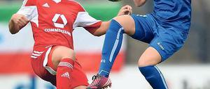 Alles reinschießen, was geht. Das ist auch die Devise für Jennifer Cramer (r.) – hier im Zweikampf gegen Celia Sasic aus Frankfurt – im Pokal-Viertelfinale gegen den 1. FC Köln.