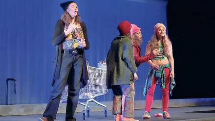 Mitten im Geschehen. Gudrun Hillert dolmetscht für Gehörlose das Theaterstück „Frühlings Erwachen“, eine aktuelle Produktion des Hans Otto Theaters.