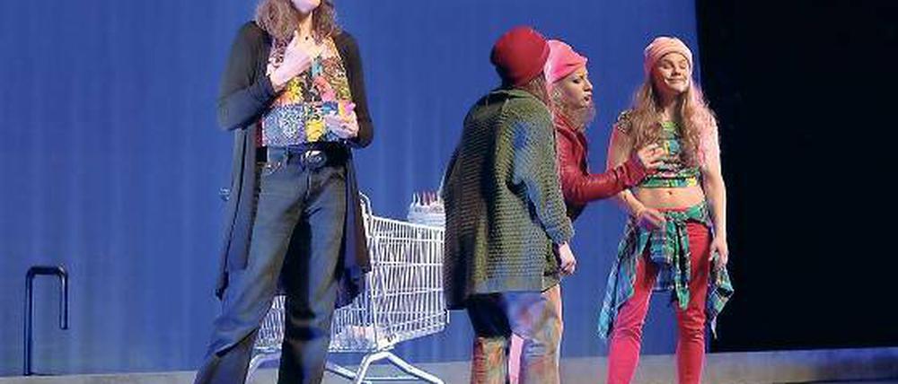 Mitten im Geschehen. Gudrun Hillert dolmetscht für Gehörlose das Theaterstück „Frühlings Erwachen“, eine aktuelle Produktion des Hans Otto Theaters.