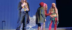 Mitten im Geschehen. Gudrun Hillert dolmetscht für Gehörlose das Theaterstück „Frühlings Erwachen“, eine aktuelle Produktion des Hans Otto Theaters.