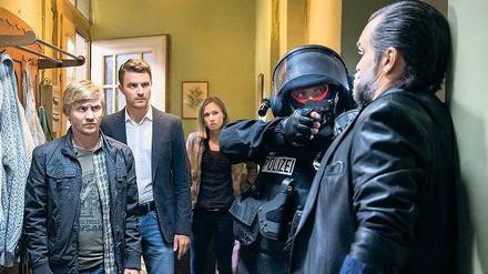 Zugriff: Die Kommissare Schaffert (Benjamin Kramme, l.), Funck (Friedrich Mücke, 2.v.l.), und Praktikantin Grewel (Alina Levshin) verhaften einen Verdächtigen. Foto: MDR