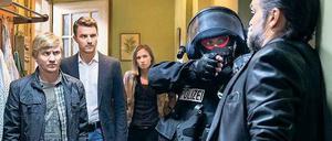 Zugriff: Die Kommissare Schaffert (Benjamin Kramme, l.), Funck (Friedrich Mücke, 2.v.l.), und Praktikantin Grewel (Alina Levshin) verhaften einen Verdächtigen. Foto: MDR