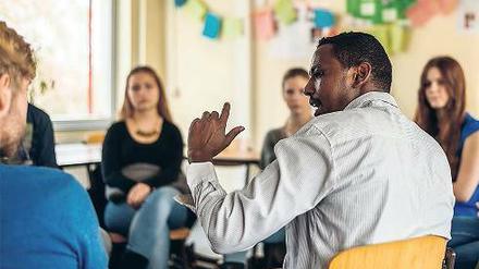 Jahrelang auf der Flucht. Mohamed Abdulahi, genannt Grasso, ist im Jahr 2008 aus Somalia über Eritrea und Libyen nach Italien geflohen. Danach lebte er in Norwegen und Schweden. Seit zwei Jahren wohnt er in Potsdam. Mit Abiturienten der Voltaire-Gesamtschule war der 33-Jährige im Gespräch über seine Lebensbedingungen und den Alltag in Afrika.