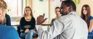 Jahrelang auf der Flucht. Mohamed Abdulahi, genannt Grasso, ist im Jahr 2008 aus Somalia über Eritrea und Libyen nach Italien geflohen. Danach lebte er in Norwegen und Schweden. Seit zwei Jahren wohnt er in Potsdam. Mit Abiturienten der Voltaire-Gesamtschule war der 33-Jährige im Gespräch über seine Lebensbedingungen und den Alltag in Afrika.