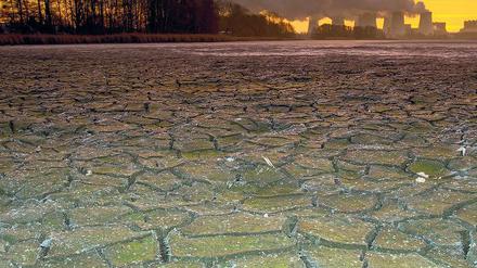 Machen Dampf. Die Kühltürme von Vattenfalls Braunkohlekraftwerk im süd-brandenburgischen Jänschwalde. Es ist mit insgesamt rund 3000 Megawatt Leistung der drittgrößte Stromerzeuger in Deutschland. Hier wird die Kohle verfeuert, die Vattenfalls deutsche Mitarbeiter in der Lausitz abbauen.