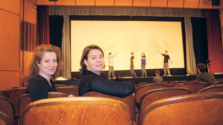 Immer Betrieb. Carolin Huder (r.) und Valeska Hanel im großen Saal, im Hintergrund probt gerade die Musical-Manufaktur.