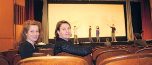 Immer Betrieb. Carolin Huder (r.) und Valeska Hanel im großen Saal, im Hintergrund probt gerade die Musical-Manufaktur.