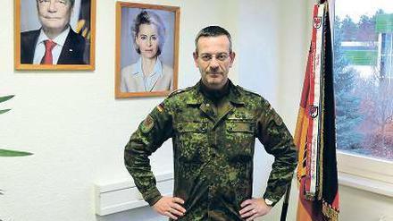 Strammstehen vor der Chefin. Der Beelitzer Kommandeur Alexander Röpke.