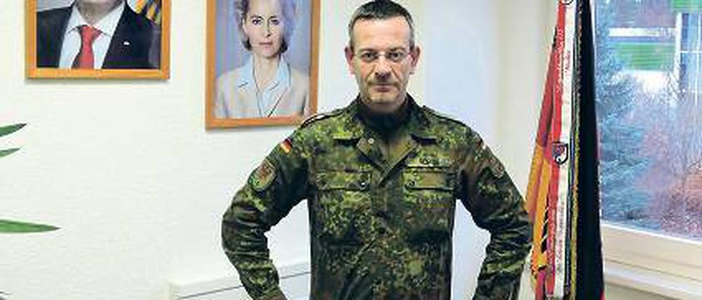 Strammstehen vor der Chefin. Der Beelitzer Kommandeur Alexander Röpke.