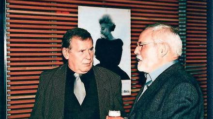 Einer der Ersten. Peter Rabenalt (r.) im Gespräch mit dem ehemaligen HFF-Rektor Lothar Bisky im Jahr 2000.