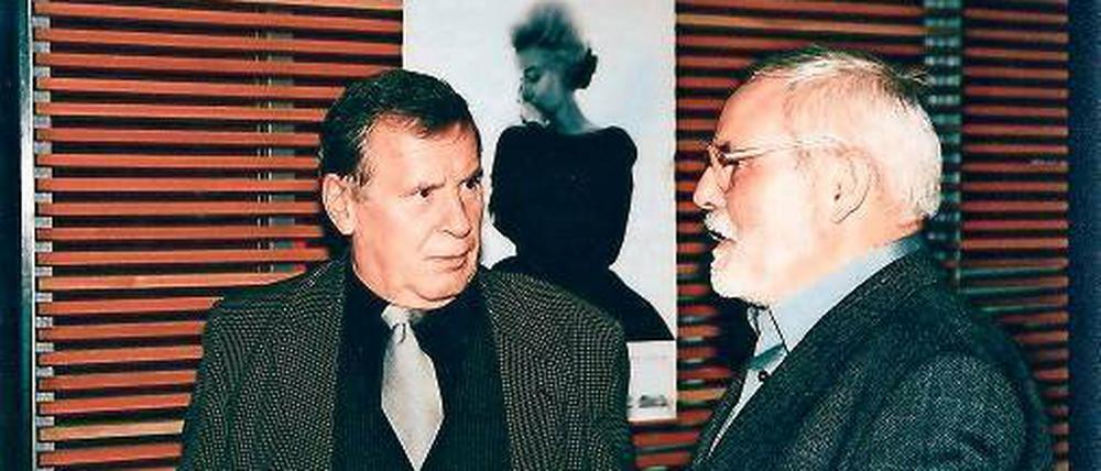 Einer der Ersten. Peter Rabenalt (r.) im Gespräch mit dem ehemaligen HFF-Rektor Lothar Bisky im Jahr 2000.