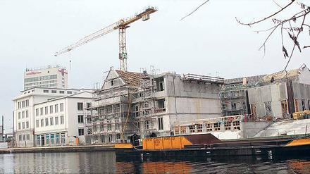 Wassergrundstücke. Von den neuen Häusern an der Alten Fahrt ist immer mehr zu erkennen. Auch auf der Baustelle des Museums Barberini (rechts) werden ab Januar die Obergeschosse gebaut.