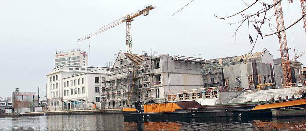 Wassergrundstücke. Von den neuen Häusern an der Alten Fahrt ist immer mehr zu erkennen. Auch auf der Baustelle des Museums Barberini (rechts) werden ab Januar die Obergeschosse gebaut.